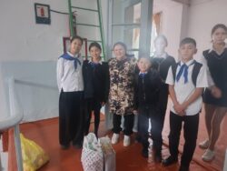 Осеннее тепло: школьники поздравили ветеранов педагогического труда