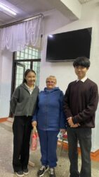 Осеннее тепло: школьники поздравили ветеранов педагогического труда