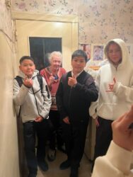 Осеннее тепло: школьники поздравили ветеранов педагогического труда