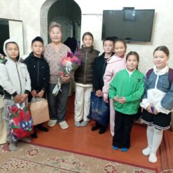 Осеннее тепло: школьники поздравили ветеранов педагогического труда