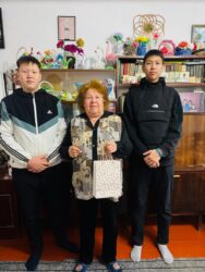 Осеннее тепло: школьники поздравили ветеранов педагогического труда