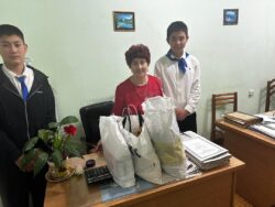 Осеннее тепло: школьники поздравили ветеранов педагогического труда