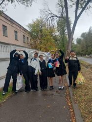 Осеннее тепло: школьники поздравили ветеранов педагогического труда