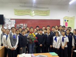 Осеннее тепло: школьники поздравили ветеранов педагогического труда