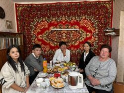 Осеннее тепло: школьники поздравили ветеранов педагогического труда